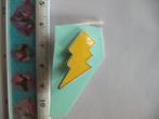 Nieuwe metalen pin( speldje) bliksem schicht, Verzamelen, Verzenden, Nieuw, Overige onderwerpen