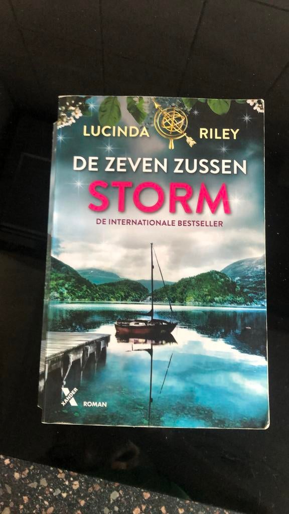 De Zeven Zussen - Storm (Lucinda Riley), Boeken, Romans, Zo goed als nieuw, Nederland, Ophalen of Verzenden