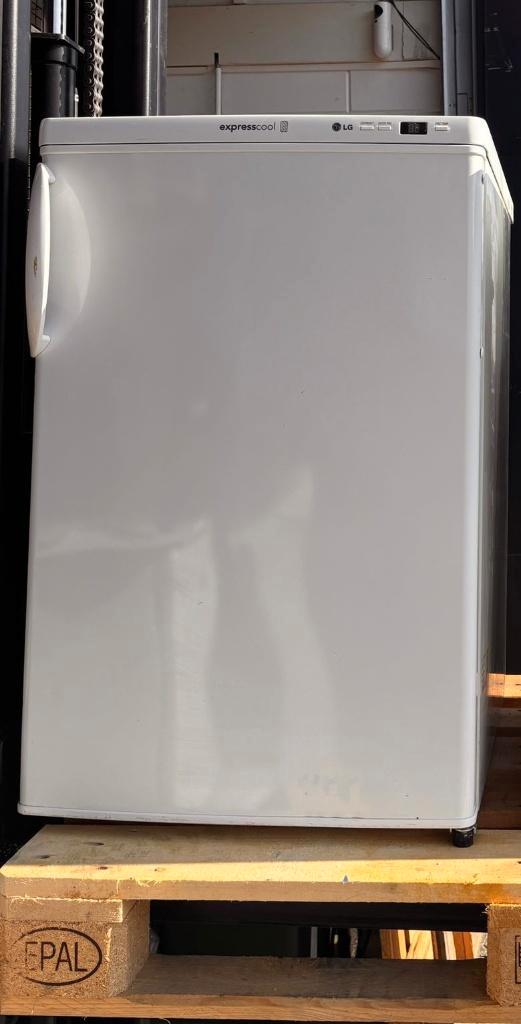 Te huur: Witte middelgrote vriezer, Hobby en Vrije tijd, Feestartikelen | Verhuur, Gebruikt, Overige, Ophalen of Verzenden