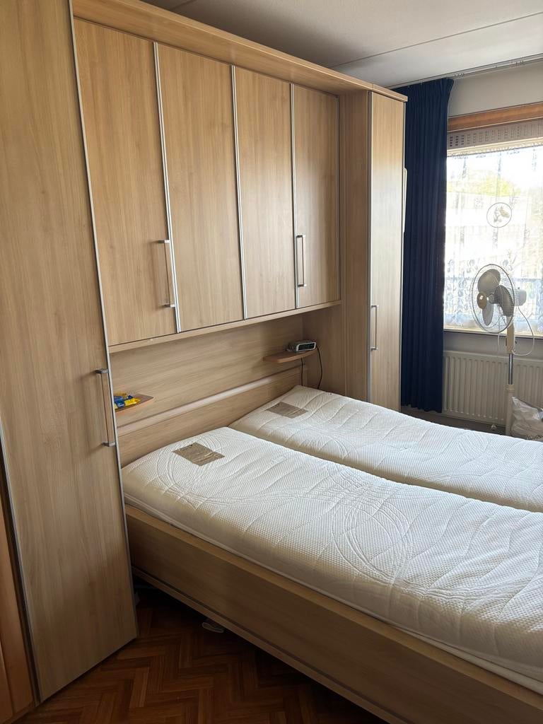 Bed met ombouw en kastjes - 140x200 cm - Ophalen Rotterdam, Huis en Inrichting, Ophalen, Bruin, Tweepersoons, 140 cm