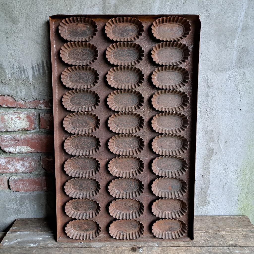 Grote XL oude bakvorm bakplaat met 30 bakvormpjes *Etage3*, Gebruikt, ., Ophalen of Verzenden, .
