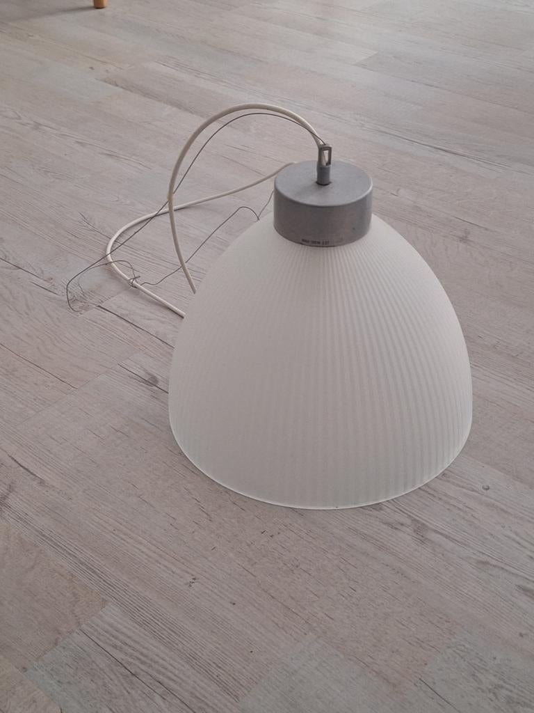 Witte glazen hanglamp met geribbeld design, Huis en Inrichting, Lampen | Hanglampen, Gebruikt, Ophalen of Verzenden, Glas, Modern, minimalistisch