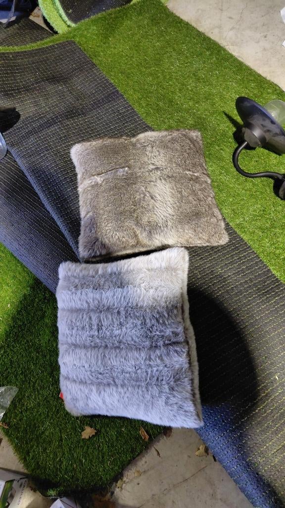 6 Nieuwe Nep Bont Kussens - Showroom Model, Huis en Inrichting, Ophalen of Verzenden, Nieuw, Grijs, Vierkant