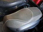 Sym fiddle 2 zadel, Fietsen en Brommers, Brommeronderdelen | Scooters, Ophalen of Verzenden, Gebruikt, Zadel