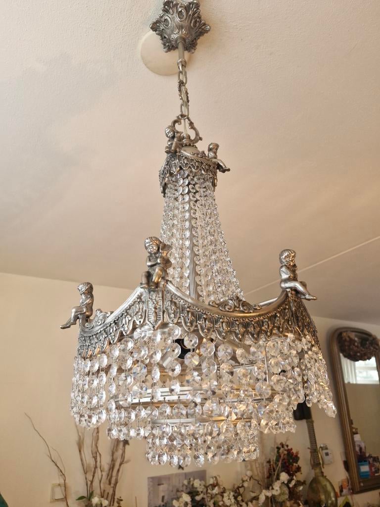 Zilverkleurige kroonluchter met kristallen en cupido's, Huis en Inrichting, Ophalen of Verzenden, Gebruikt, Glas, Klassiek