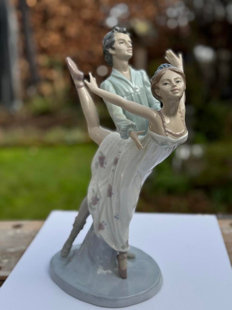 Beeldje “dancing on a cloud” van DAO by Lladro, Antiek en Kunst, Ophalen of Verzenden