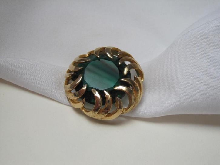 Broche Sphinx goudkleurig /smaragd groene glassteen, Sieraden, Tassen en Uiterlijk, Broches, Zo goed als nieuw, Overige materialen