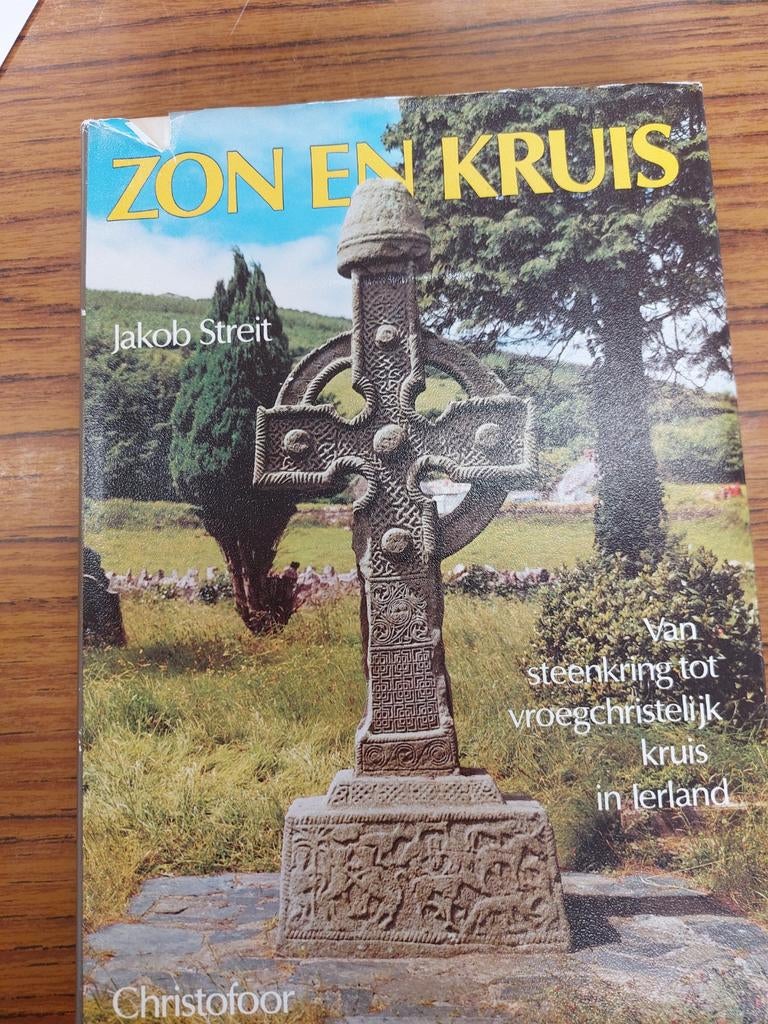 Zon en kruis - Jakob Streit, Ophalen of Verzenden, Gelezen