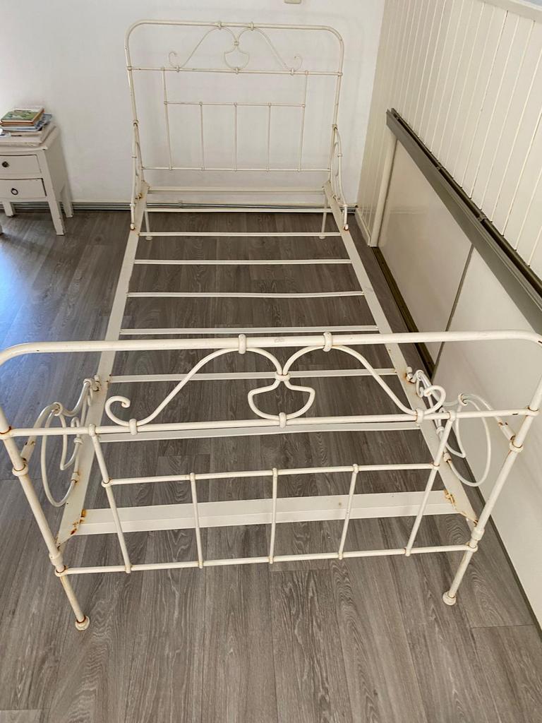 Antiek metalen ledikant, Ophalen