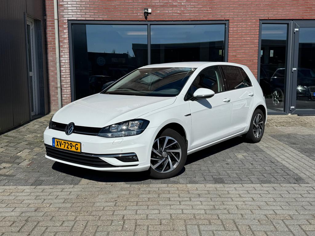 Volkswagen Golf 1.0 TSI R-Line | Camera | Stoelverwarming |, Voorwielaandrijving, Gebruikt, Adaptive Cruise Control, 610 kg
