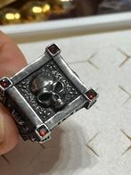 Nieuwe zilverkleurige ring met doodskop en rode steentjes, 20 of groter, IJzer of Staal, Nieuw, Ophalen of Verzenden