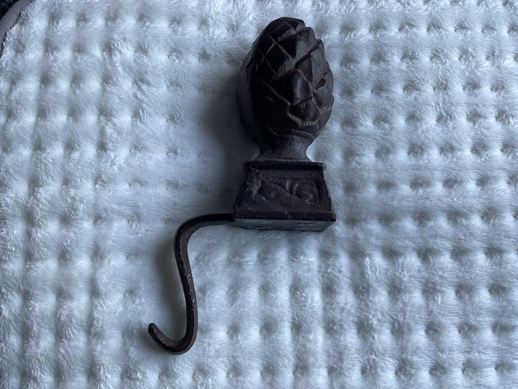 Metalen kasthaak in dennenappel vorm, Ophalen of Verzenden, Zo goed als nieuw