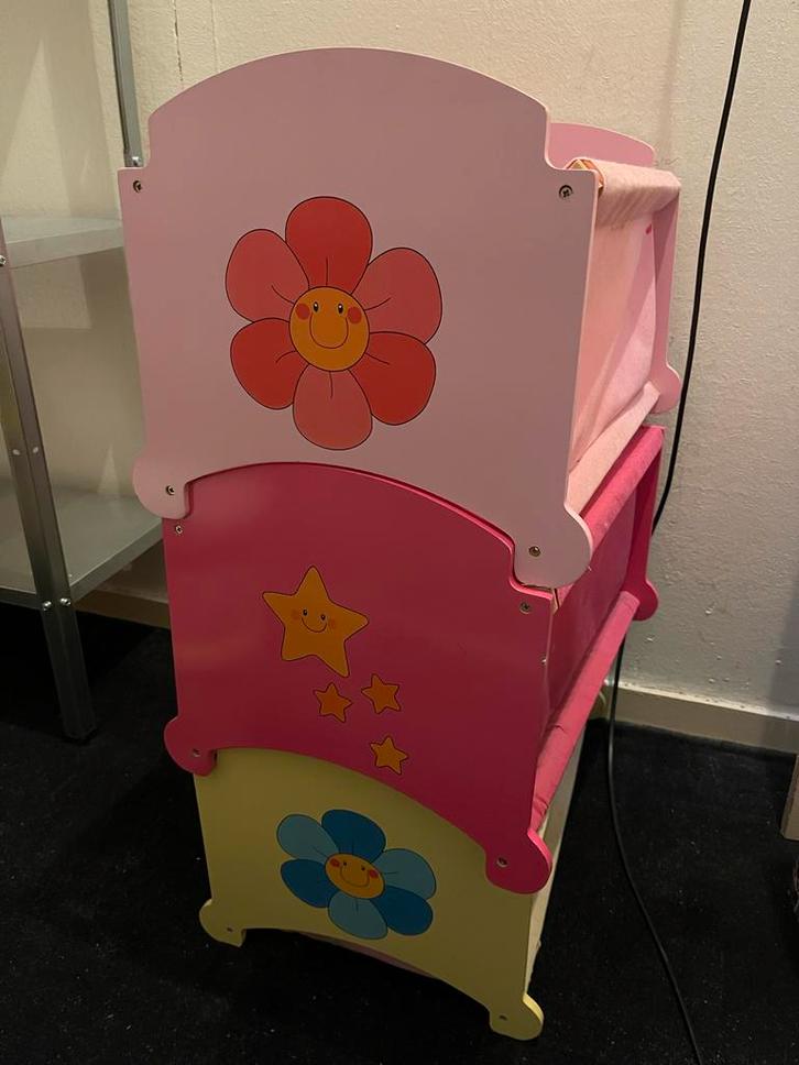 Leuk roze Opbergkist stapelbaar met bloemmotief, Kinderen en Baby's, Speelgoed | Poppen, Gebruikt, Babypop, Ophalen