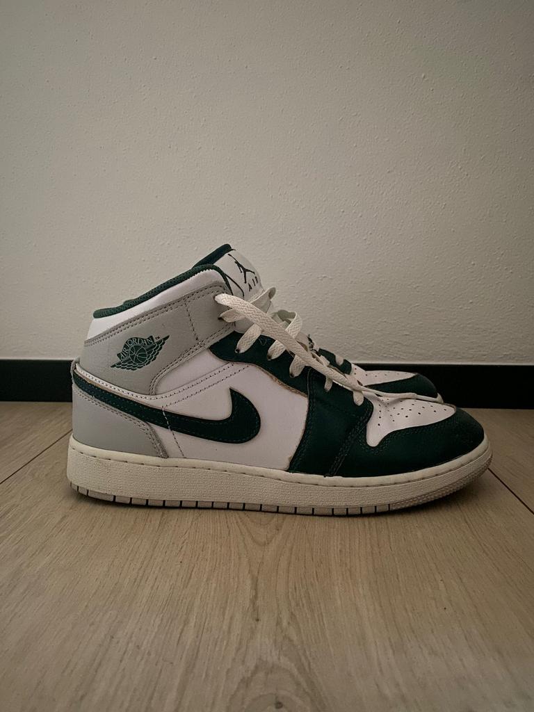 Air Jordan 1 Mid White/Green maat 40, Kleding | Heren, Schoenen, Overige kleuren, Overige typen, Ophalen of Verzenden, Gedragen