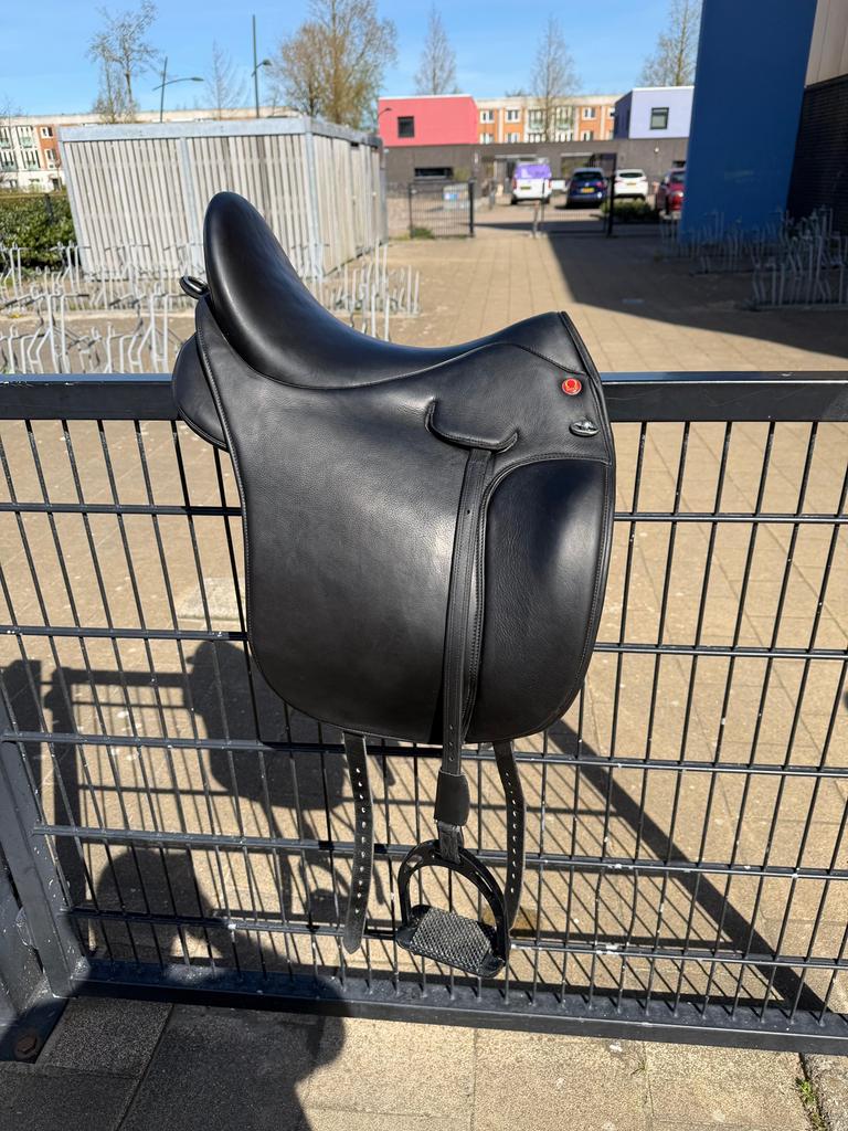 Signum special edition Lisboa 17,5” zadel, Dieren en Toebehoren, Paarden en Pony's | Zadels, Zo goed als nieuw, Dressuur, Ophalen