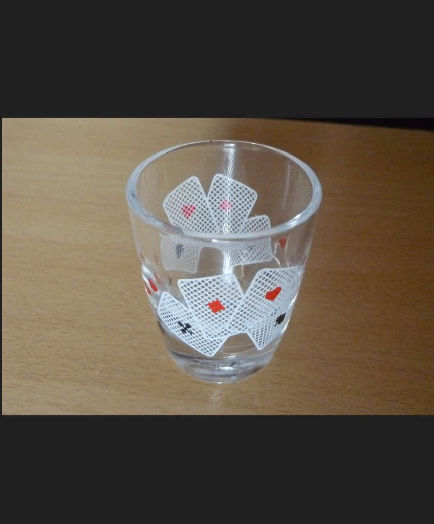 Shotglaasje met kaarten glazen shotglas, Verzamelen, Glas en Borrelglaasjes, Ophalen of Verzenden, Overige typen