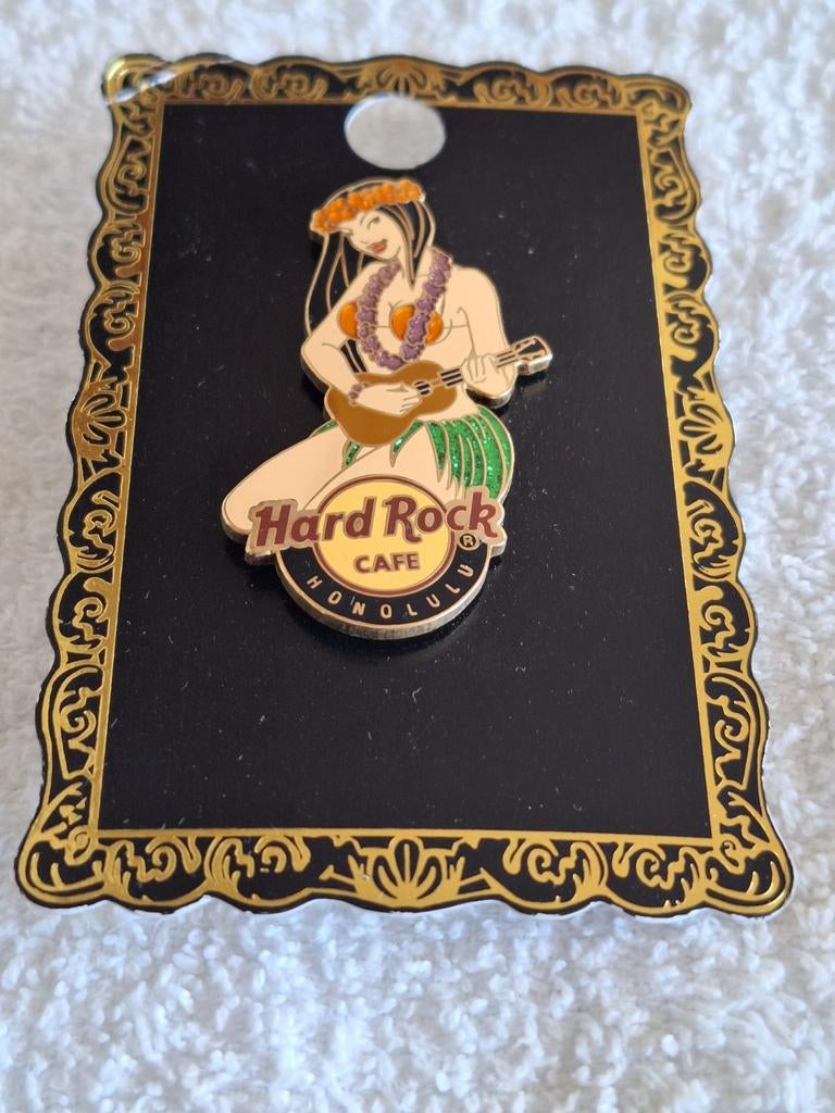 Hard Rock Cafe : HONOLULU ,HAWAI, Fraaie Emaille Pin, Verzenden, Zo goed als nieuw, Merk, Speldje of Pin