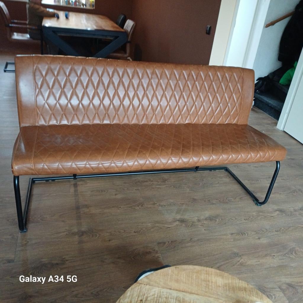 Leren bankje met metalen onderstel, Huis en Inrichting, Banken | Bankstellen, Ophalen, Gebruikt, 150 tot 200 cm, Tweepersoons