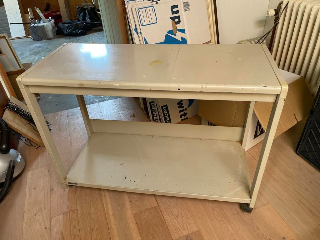 Metalen bijzettafel op wielen - Gebruikt, Huis en Inrichting, Tafels | Bijzettafels, Ophalen, Gebruikt, Metaal of Aluminium, 75 cm of meer
