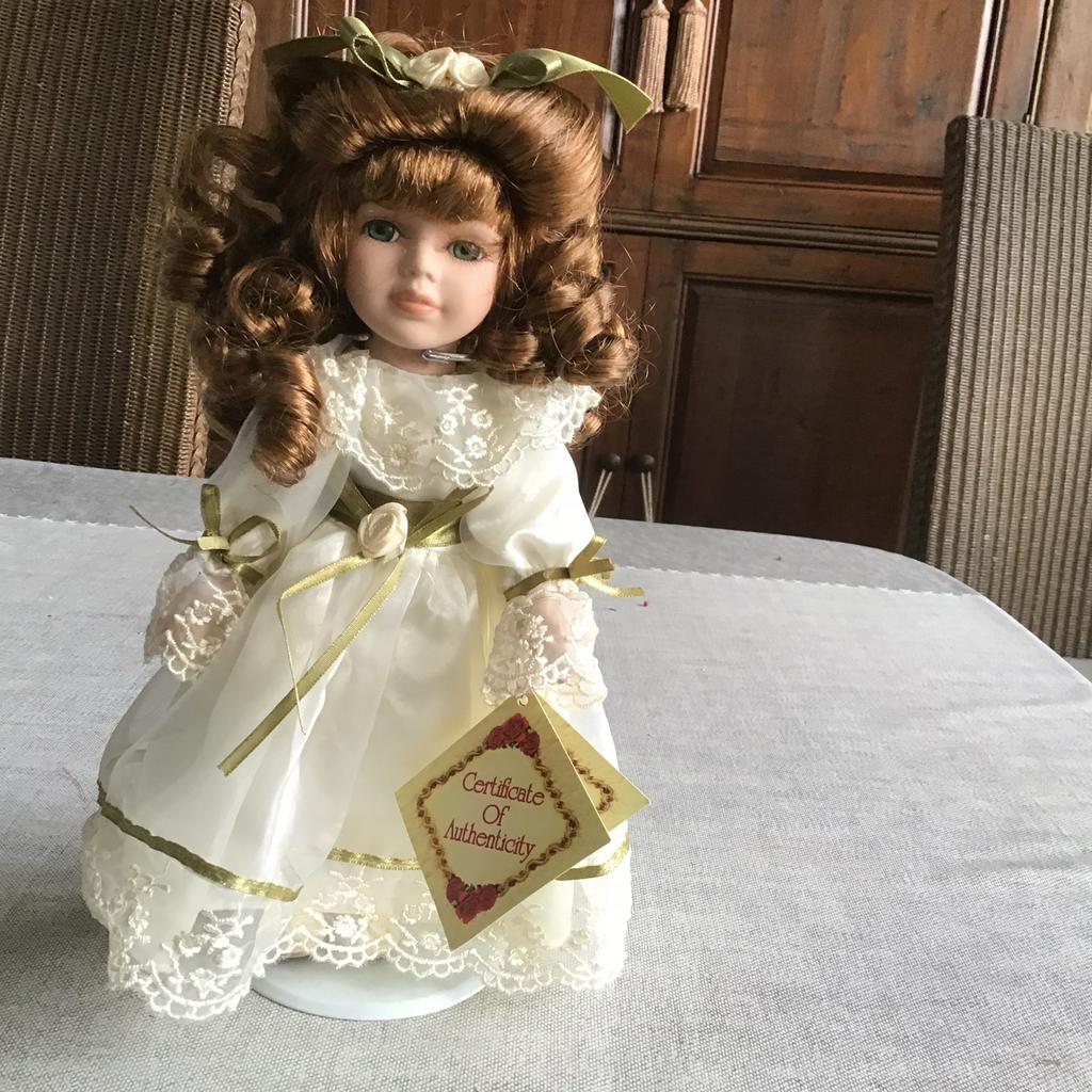 Porseleinen pop met krullen en groen lint, Ophalen of Verzenden, Zo goed als nieuw, Pop