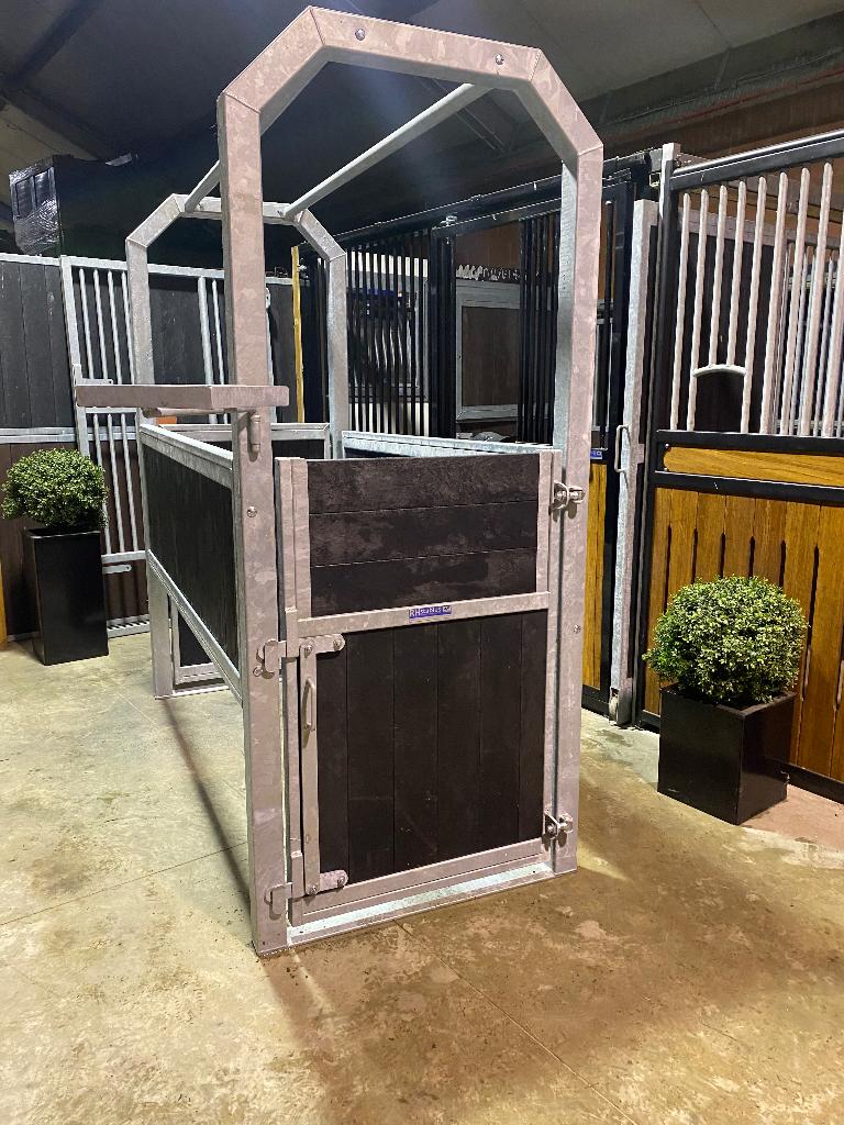 Behandelbox, opvoelbox, behandelboxen, opvoelboxen, Dieren en Toebehoren, Stalling, 1 paard of pony