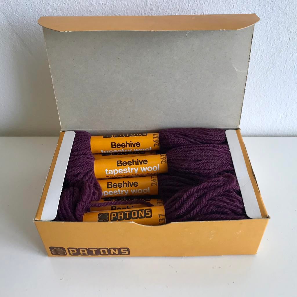 Borduurwol Patons Beehive, kleur 2637, originele doos, Ophalen of Verzenden, Nieuw, Handborduren, Borduurgaren of Zijde