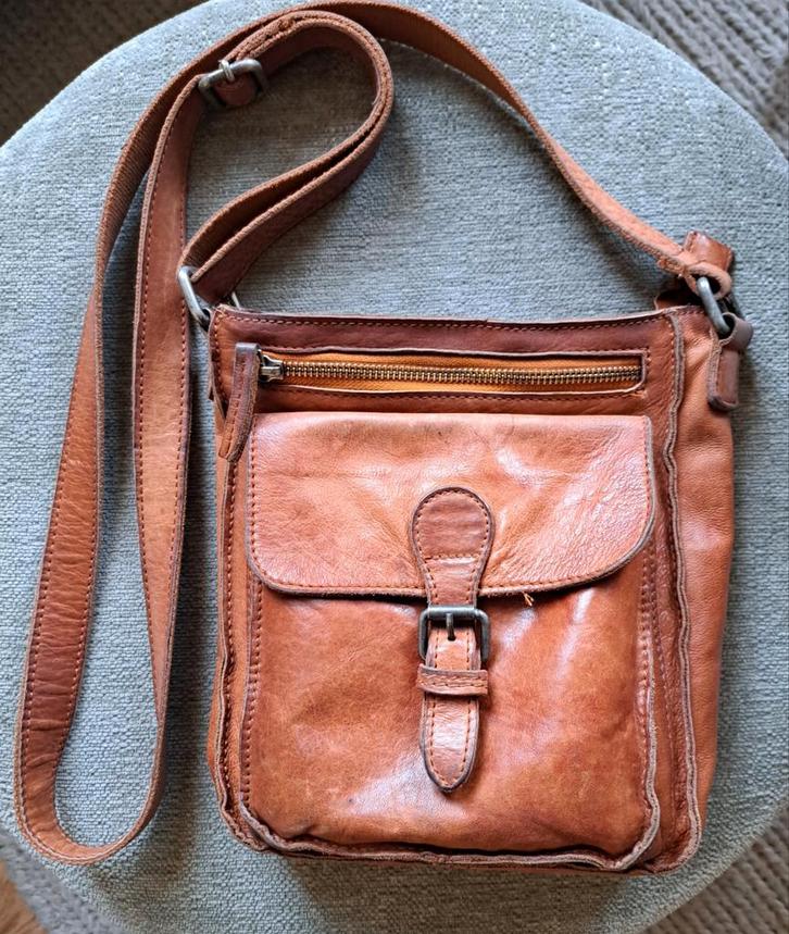 Cognac Leren schoudertas District - 23x20 cm, Sieraden, Tassen en Uiterlijk, Tassen | Schoudertassen, Gebruikt, Overige merken