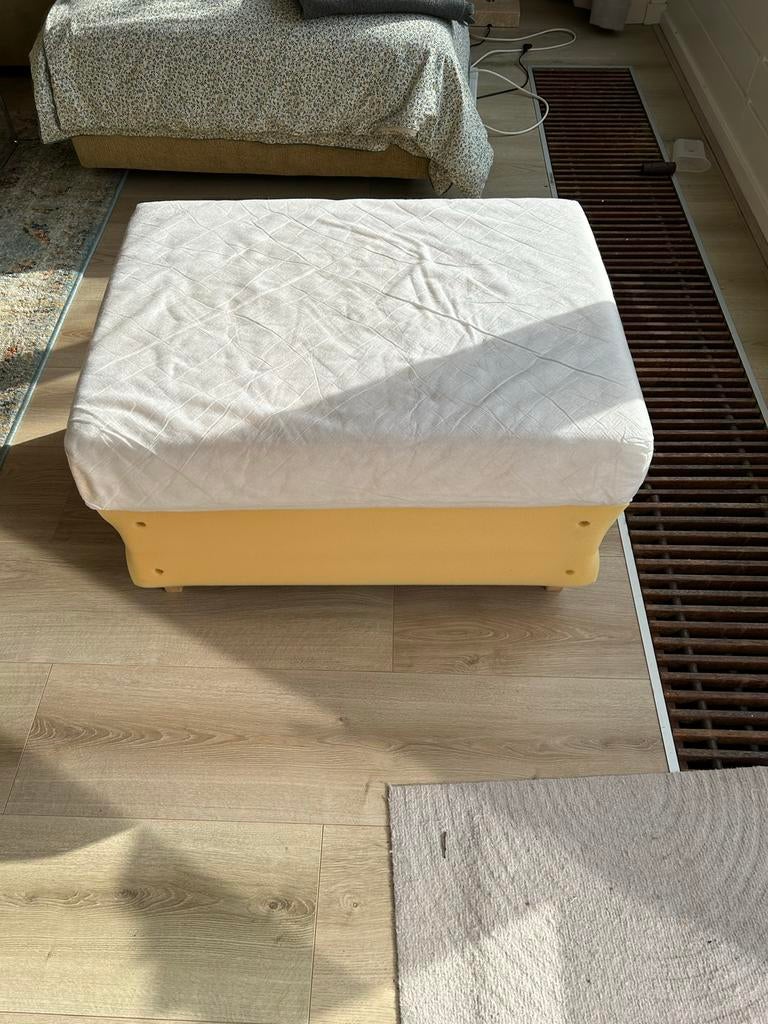 Comfortabele poef/voetenbank  Ektorp, Huis en Inrichting, Banken | Voetenbanken en Poefen, Vierkant, Zo goed als nieuw, Stof, 50 tot 75 cm