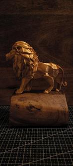 Gouden leeuw op houten voet, Huis en Inrichting, Woonaccessoires | Overige, Verzenden, Nieuw