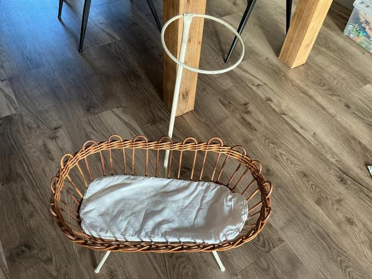 Vintage rieten poppenwieg - 60 jaar oud, Kinderen en Baby's, Babywiegjes en Ledikanten, Gebruikt, Wieg, Ophalen of Verzenden