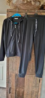 Leuk zwart travelstof pak, broek en jasje, Kleding | Dames, Huispakken, Ophalen of Verzenden, Zo goed als nieuw, Zwart