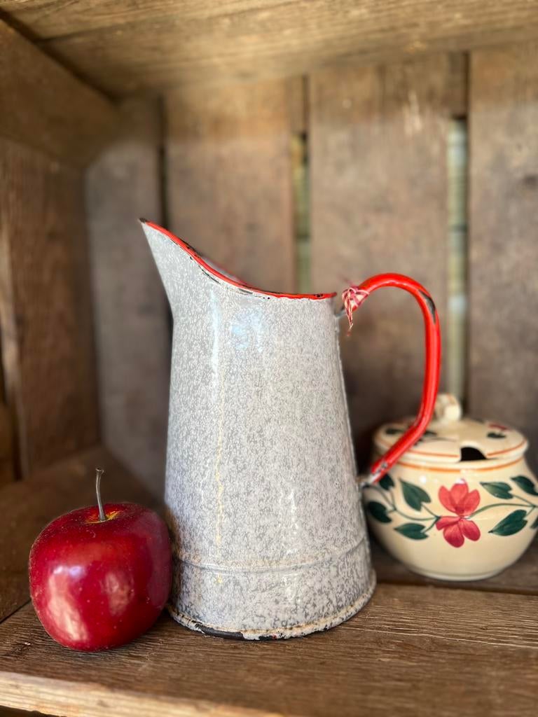 Grijs gewolkt emaille kan met rood handvat, waterkan, Antiek en Kunst, Antiek | Emaille, Ophalen of Verzenden