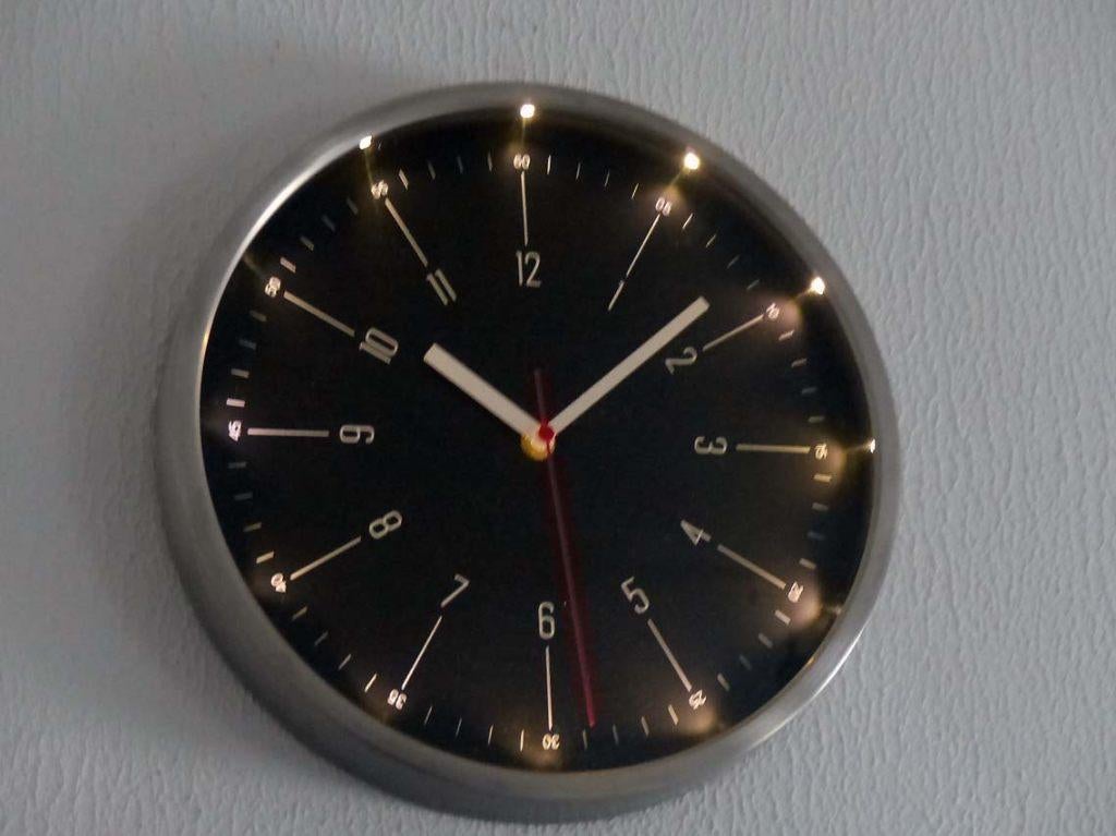 WAND KLOK met licht erin, 28 cm. x 4 cm., Ophalen of Verzenden, Nieuw, Analoog, Wandklok