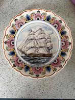 Handgeschilderd wandbord gekleurd Delfts, Antiek en Kunst, Ophalen of Verzenden