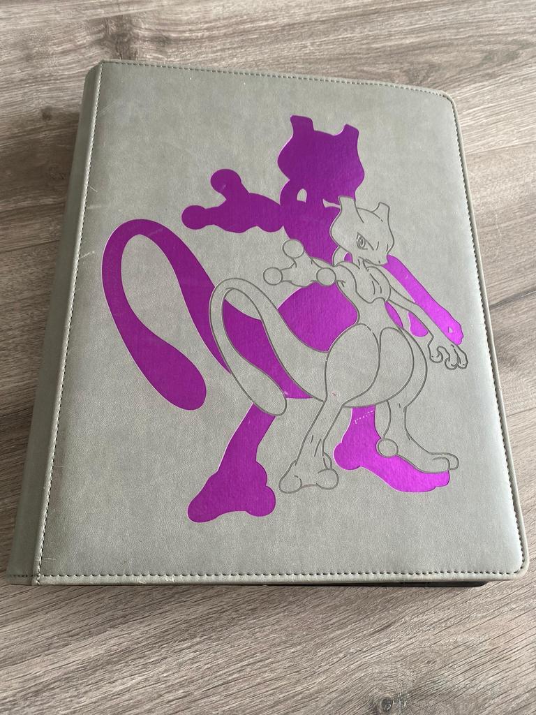 MEGA POKEMON KAARTEN VERZAMELING TE KOOP! In boek!, Ophalen, Zo goed als nieuw, Boek of Catalogus