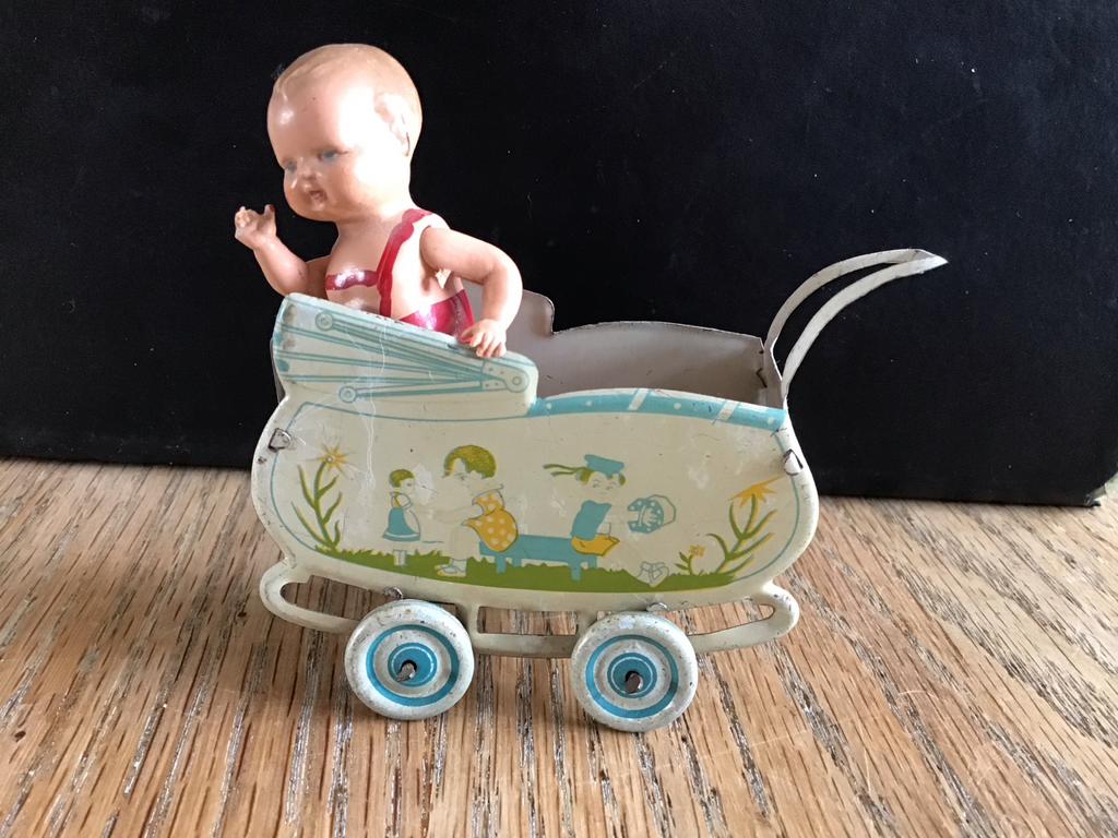 Vintage blikken kinderwagen met popje - Jaren '50 speelgoed, Antiek en Kunst, Antiek | Speelgoed, Ophalen of Verzenden