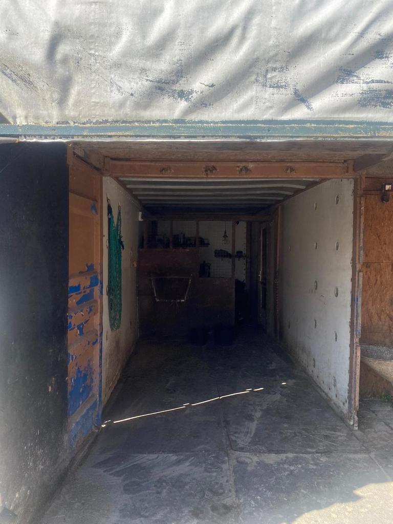 Inloop containerstal met aanbouw en zadelruimte, Dieren en Toebehoren