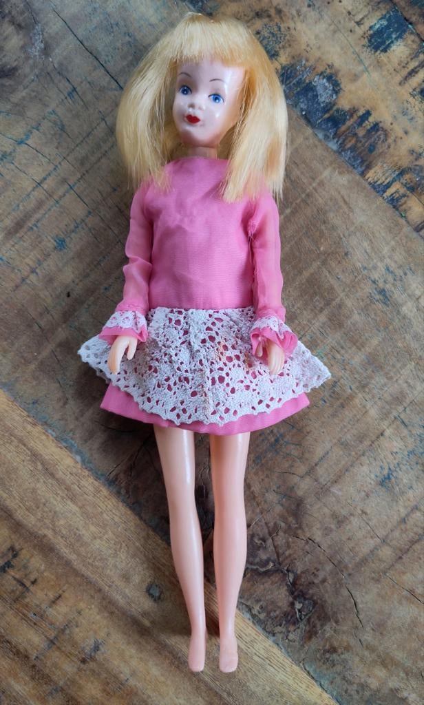 BARBIE Skipper 💮 CLONE DOLL 💮 Jurkje ALL PRETTIED UP #1949, Verzamelen, Poppen, Ophalen of Verzenden, Gebruikt, Fashion Doll