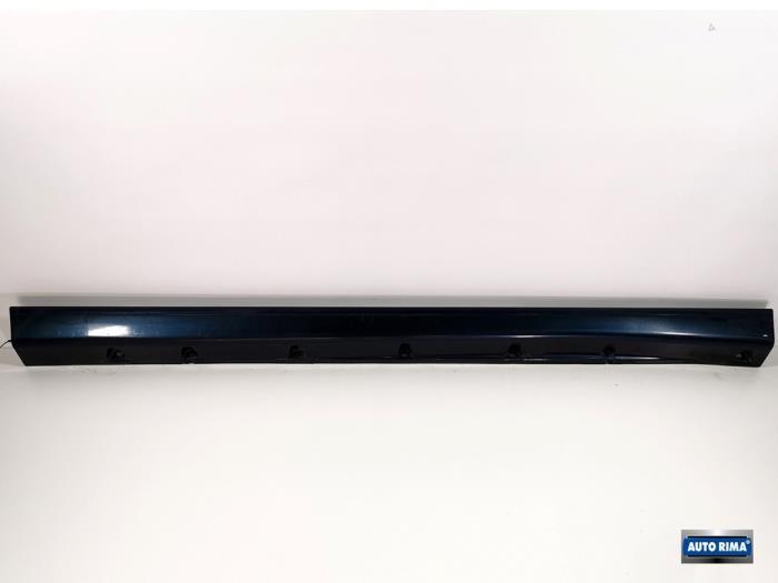 Dorpel links van een Volvo 850 (417)