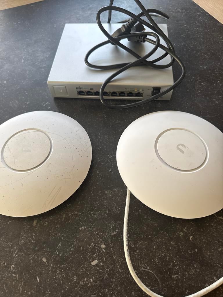 2x Ubiquiti UniFi AP Pro + UniFi Switch 8-poorts, Ophalen of Verzenden, Gebruikt