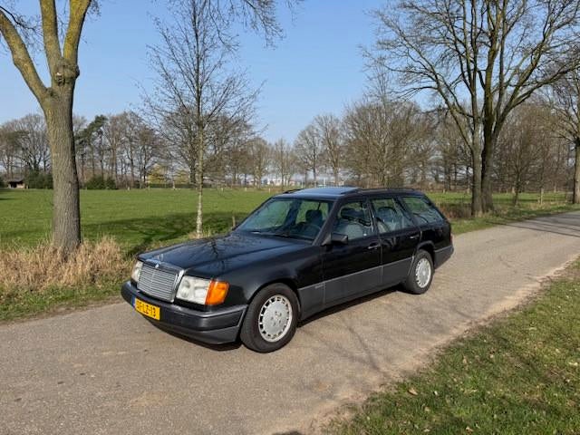 Mercedes-Benz 200-500 (W124) Combi 250 Diesel 5 cilinder 199, Auto's, Oldtimers, Zwart, 2497 cc, Zwart, Mercedes-Benz