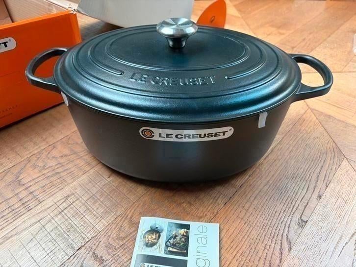 Le Creuset 8.9L Cocotte Ovaal Signature, Ophalen of Verzenden, Nieuw, Gietijzer, Koekenpan of Braadpan