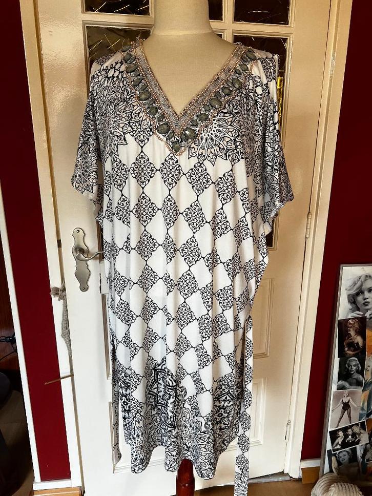 leuke jurk K-design, Kleding | Dames, Jurken, Zo goed als nieuw, Maat 38/40 (M), Zwart, Onder de knie, Ophalen