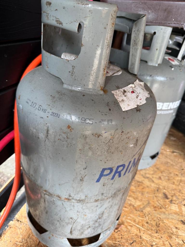 Verschillende gasflessen en gasslangen, Ophalen, Gebruikt