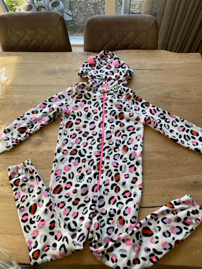 Leopard print onesie met capuchon en oortjes, Kinderen en Baby's, Kinderkleding | Maat 134, Ophalen of Verzenden, Zo goed als nieuw