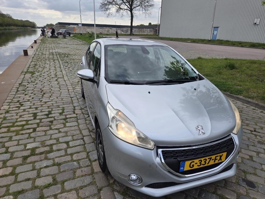 Peugeot 208 1.2 VTI 60KW 5-D 2-TR 2013 Grijs, Auto's, 40 €/maand, 1199 cc, 24 km/l, Grijs