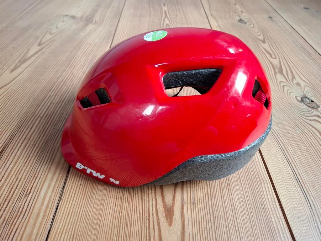 Rode "Btwin/Decathlon" kinder fietshelm. Mt.XS., Fietsen en Brommers, Fietsaccessoires | Fietshelmen, XS, Btwin / Decathlon, Jongen of Meisje