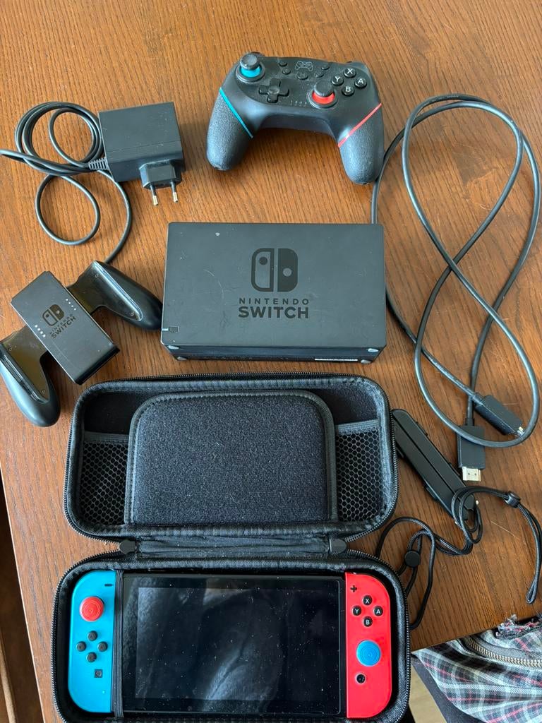 Nintendo switch 1, Spelcomputers en Games, Spelcomputers | Nintendo Switch, Ophalen, Zo goed als nieuw, Met 2 controllers, Switch Original
