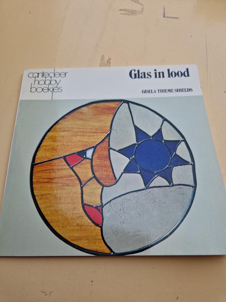 Boekje Glas in Lood uit 1979 - Hobbyboekje, Hobby en Vrije tijd, Knutselen, Overige thema's, Ophalen of Verzenden, Zo goed als nieuw