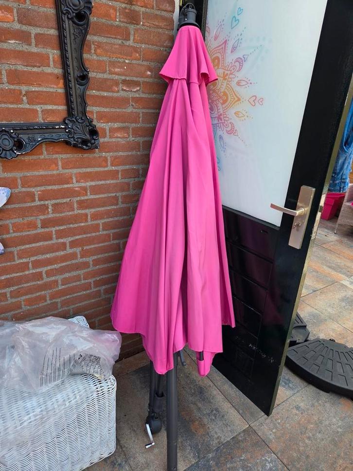 Roze zweefparasol met voet, Tuin en Terras, Parasols, Nieuw, Zweefparasol, 2 tot 3 meter, Kantelbaar, Verstelbaar, Ophalen